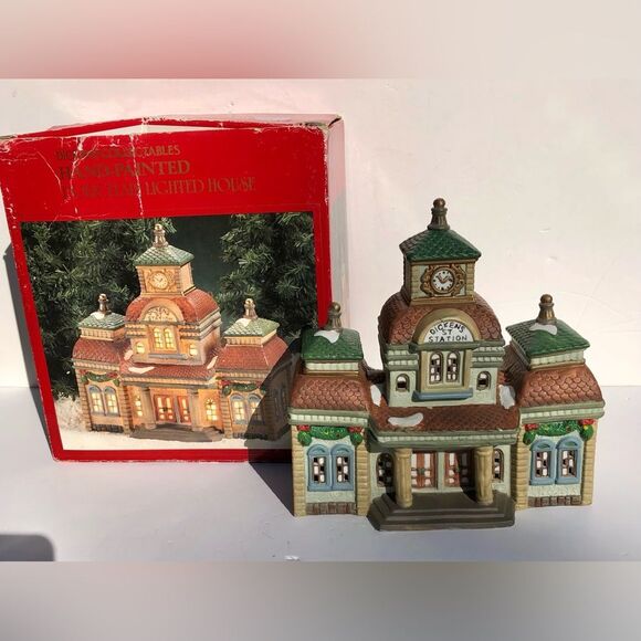 DICKENS KEEPSAKE CHRISTMAS VILLAGE TRAIN STATION 1993 VINTAGE PORCELAIN LIGHTED - Picture 3 of 11
